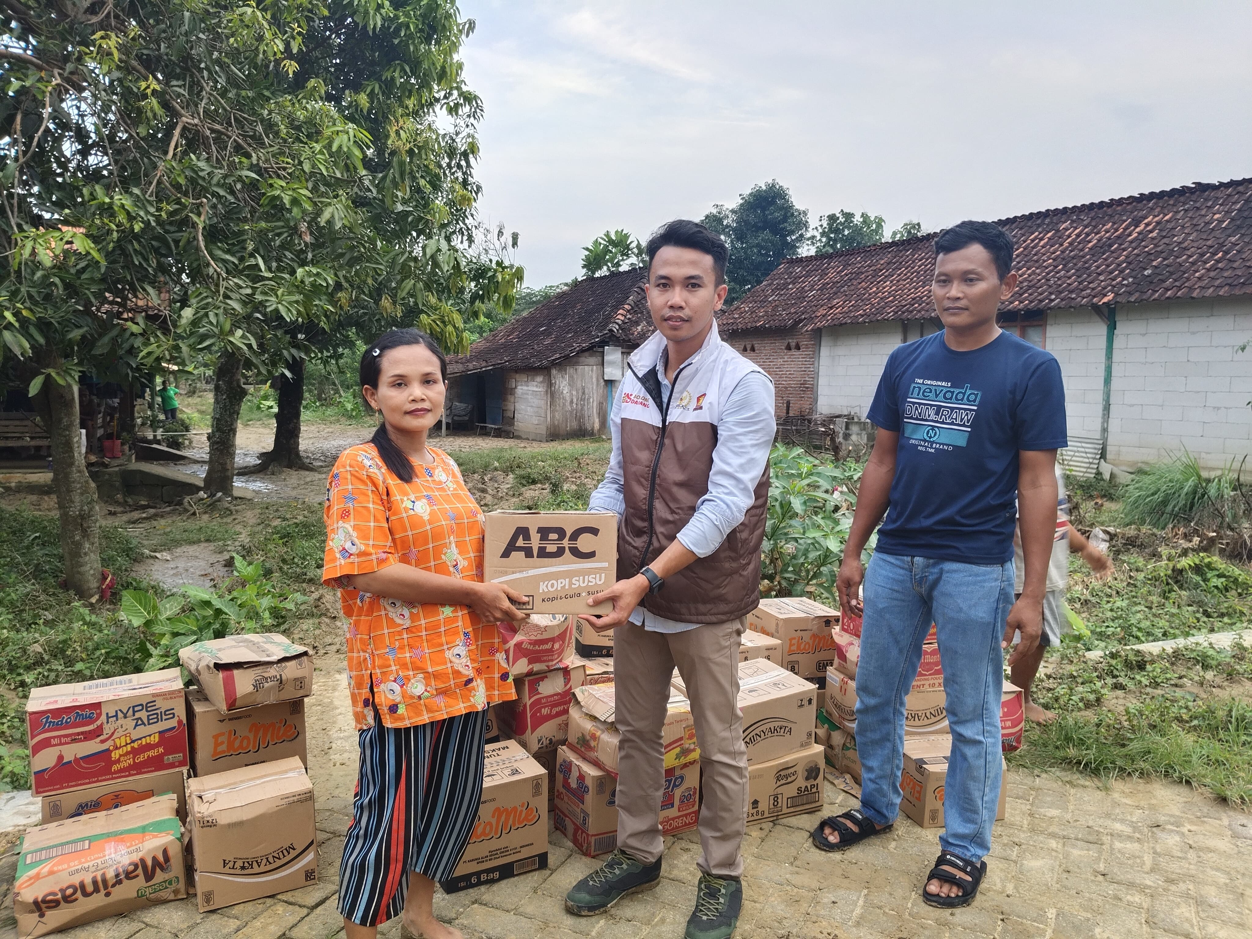 Gerindra Blora Melalui Anggota Dewan Chandra Ianova, Salurkan Bantuan Sembako untuk Warga yang Terdampak Banjir