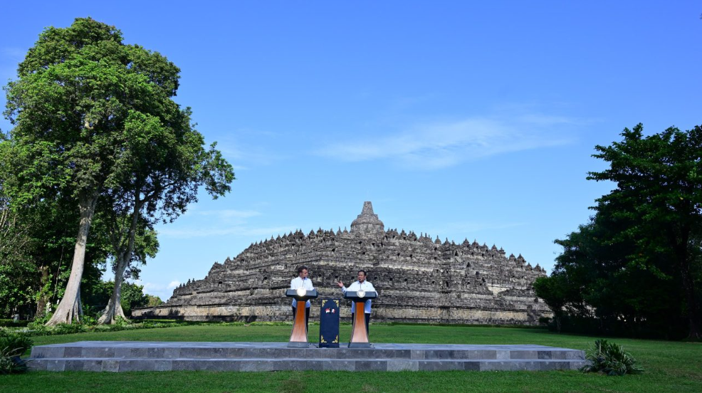Prabowo Luncurkan Kemitraan Strategis Kebudayaan Indonesia-Prancis di Candi Borobudur   