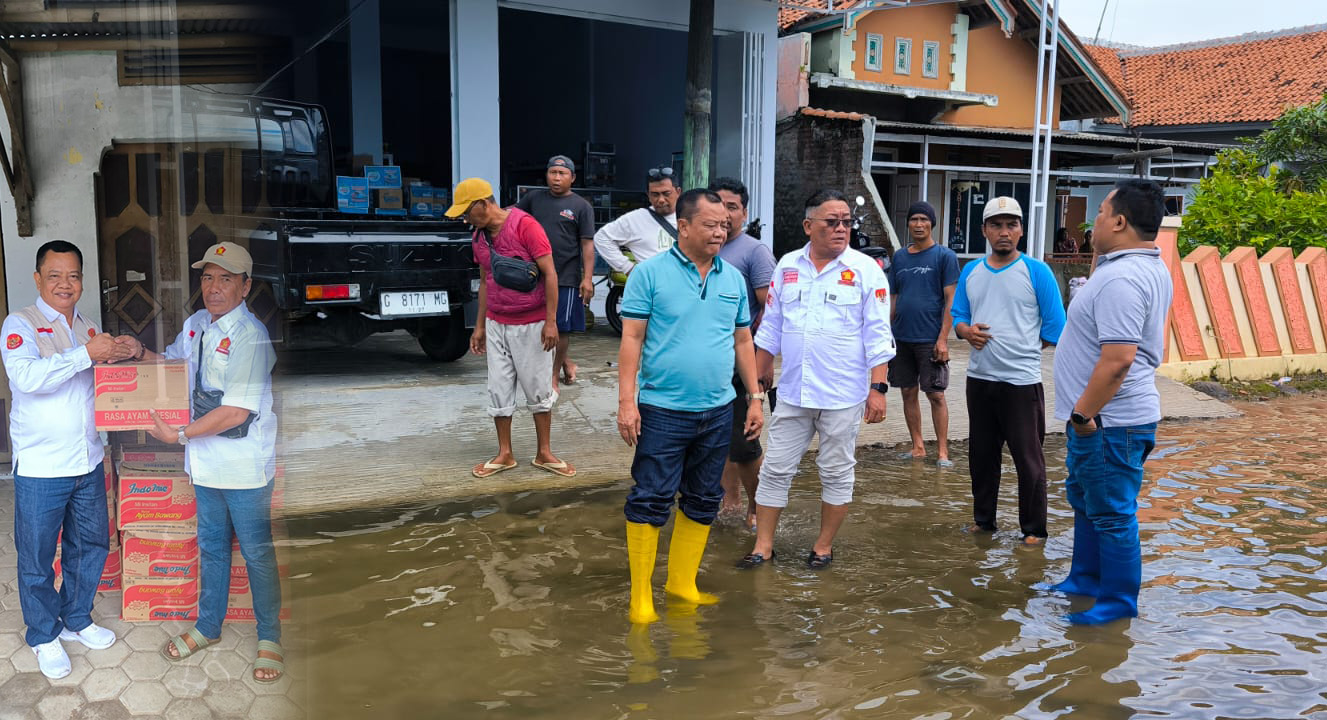 Ketua DPC Gerindra Brebes Wurja Serahkan Bantuan untuk Korban Banjir Rob di Losari Brebes