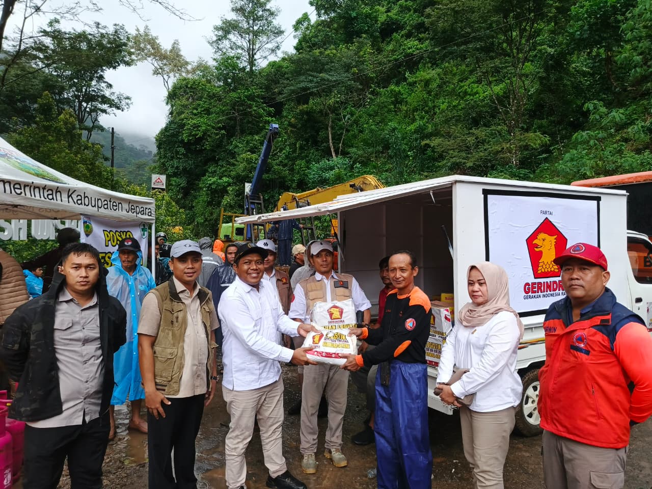 Gerindra Jepara Salurkan Bantuan Logistik ke Desa Tempur, Warga Terisolasi Akibat Longsor