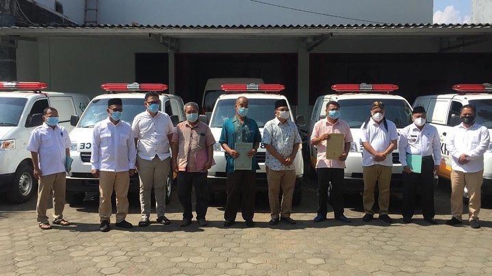 Abdul Wachid Menyerahkan Bantuan Lima Unit Mobil Ambulance