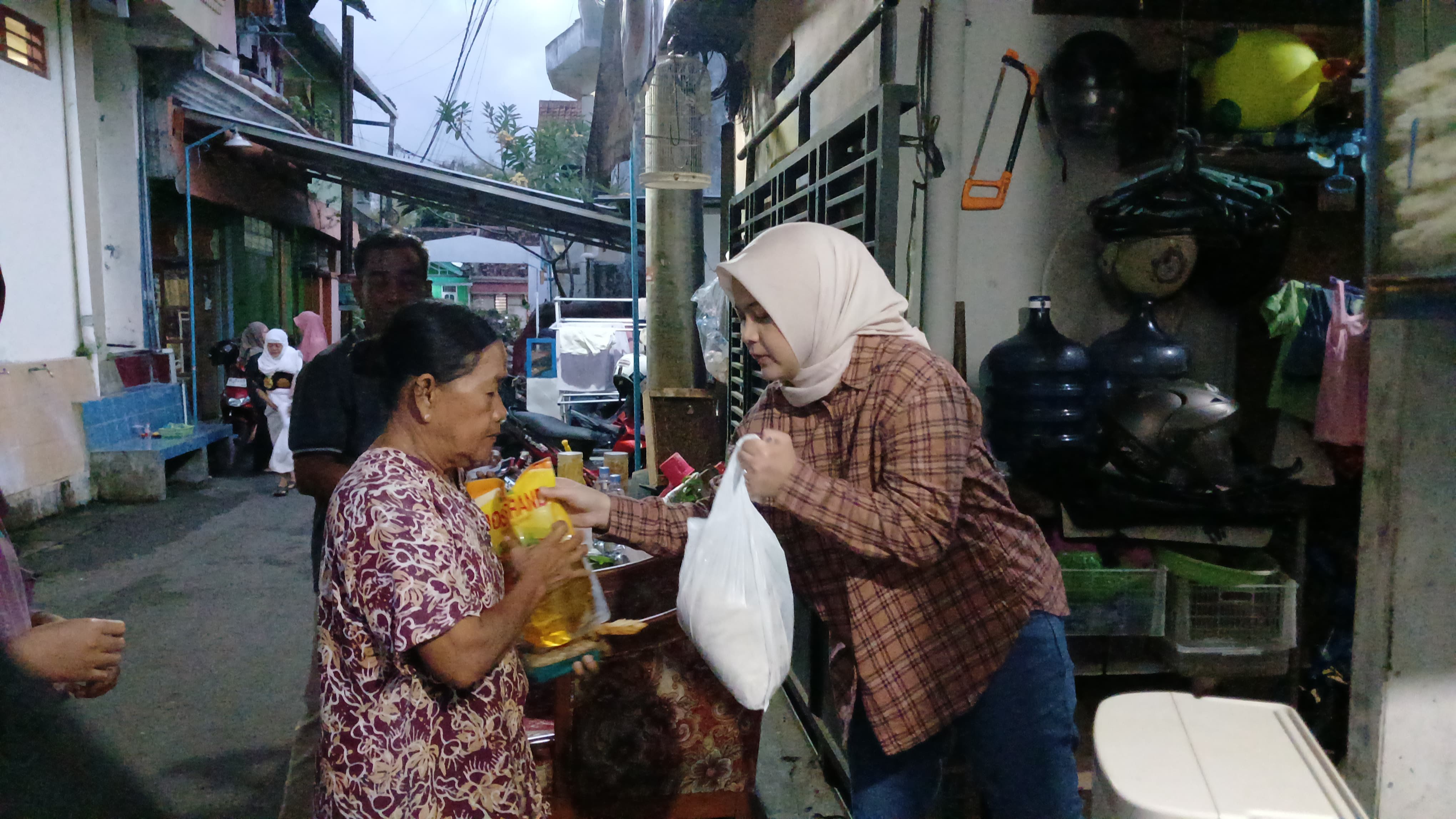 Peduli Kelompok Rentan Kota Semarang, Mbak Tunjung Bagikan Ribuan Paket Sembako