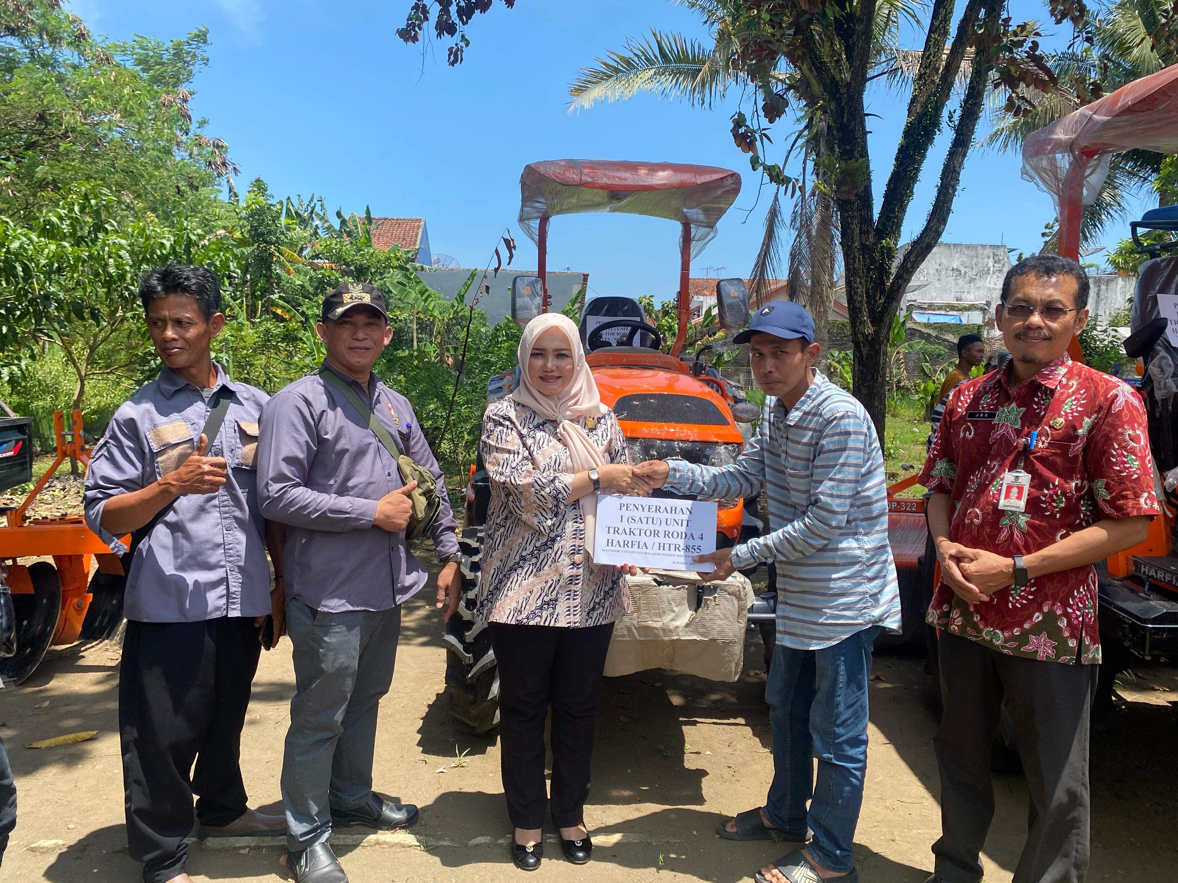 Gerindra Serahkan Bantuan Traktor untuk Tingkatkan Produktivitas Petani di Banyumas