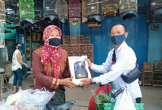 PPKM Diperpanjang, Sudewo Bagikan Paket Sembako untuk Masyarakat di Kabupaten Pati