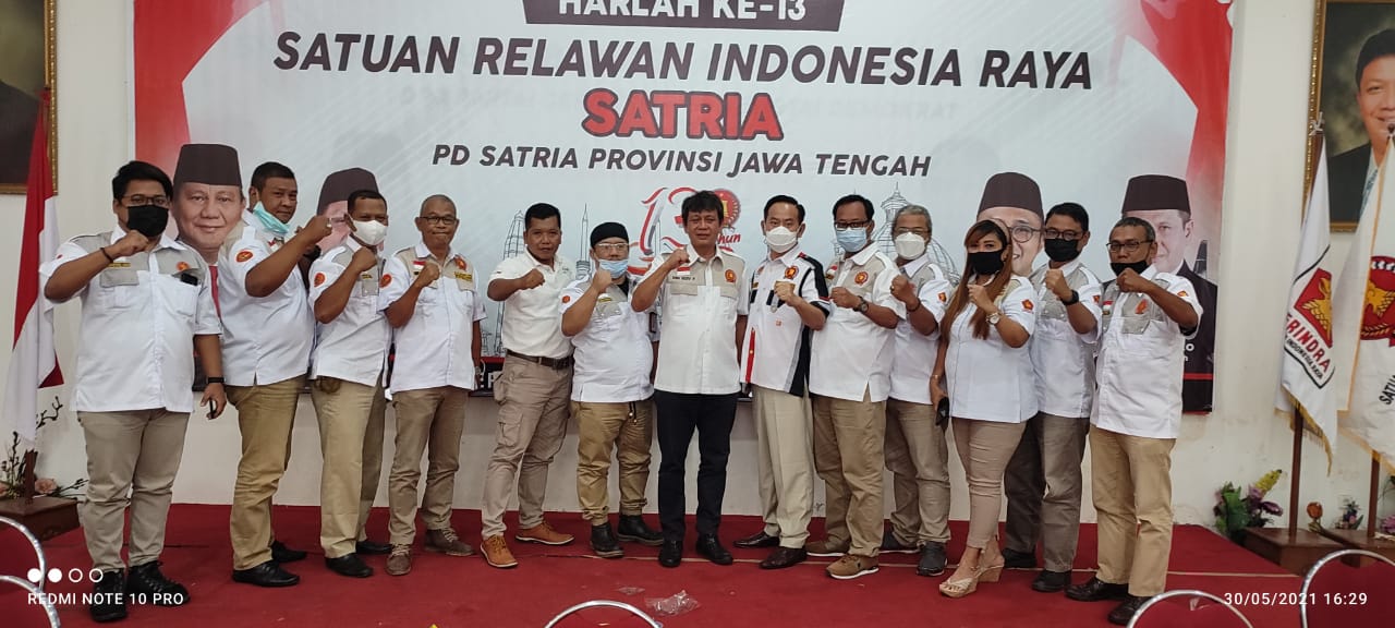 Drs. Heri Pudyatmoko (tengah) Ketua PD SATRIA Jawa Tengah bersama Pengurus PD SATRIA Jawa Tengah
