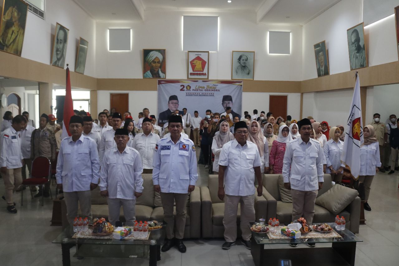 Menyanyikan Indonesia Raya dan Mars Gerindra
